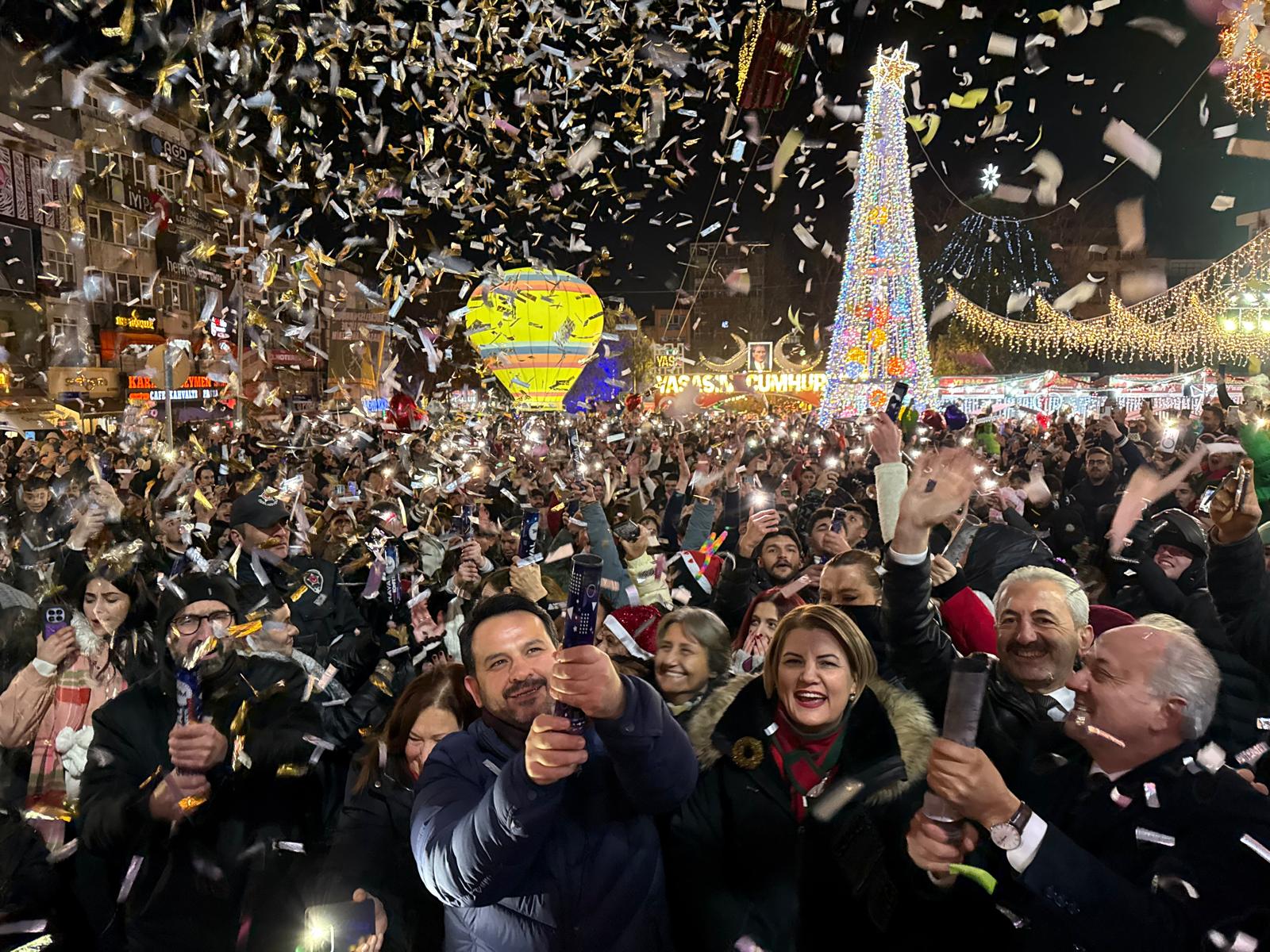 İzmit Belediyesinin organize ettiği yılbaşı etkinlikleriyle Belsa Meydanı, 2026’ya girerken