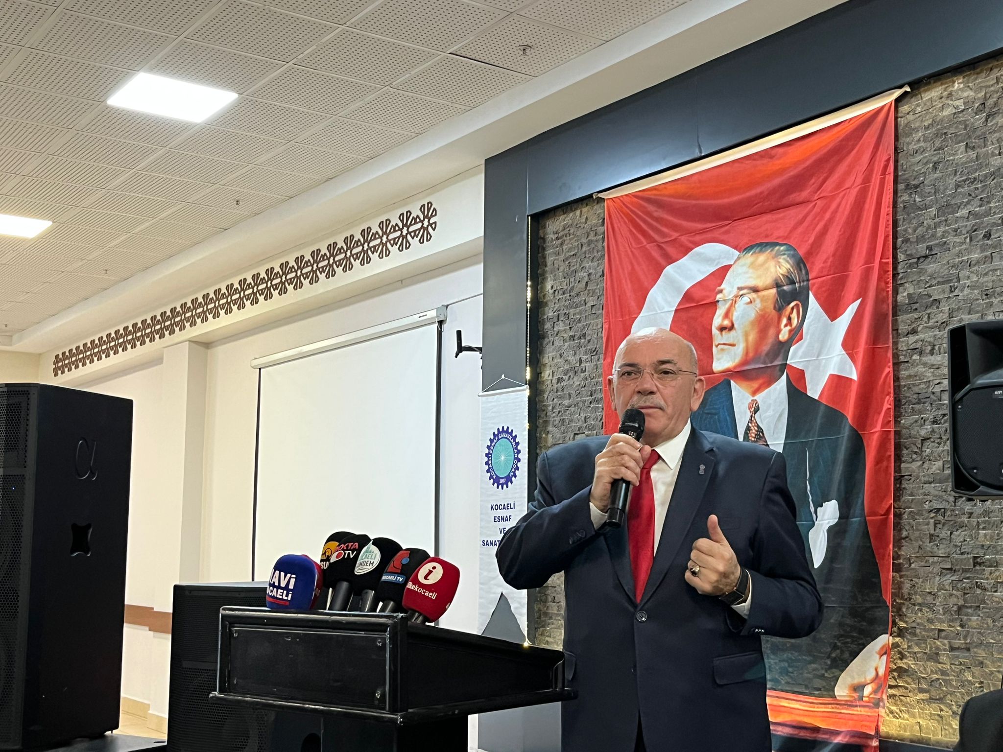 KESOB olağan kongresinde konuşan mevcut başkan ve başkan adayı Kadir