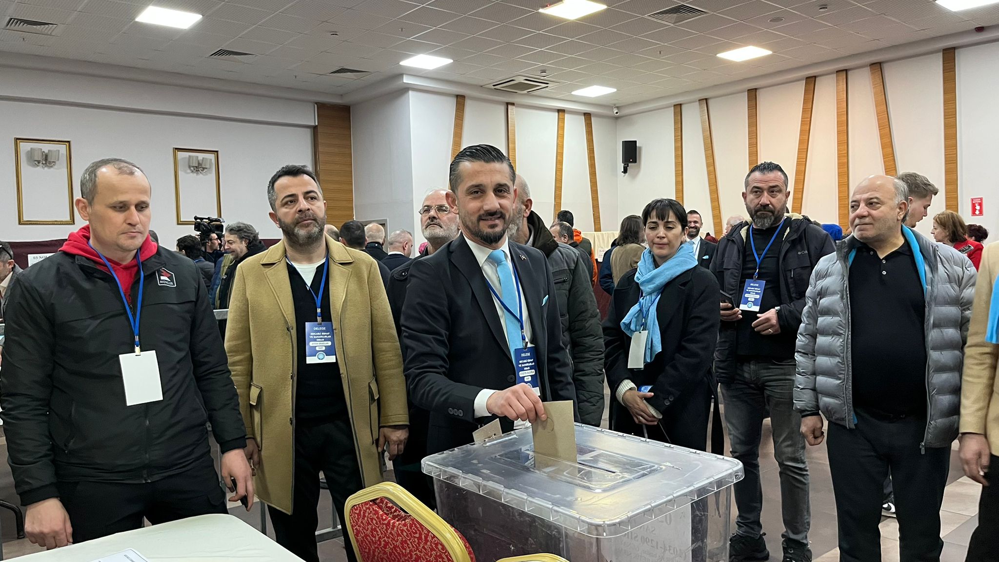 Kocaeli Esnaf ve Sanatkârlar Odaları Birliği’nin olağan kongresinde oy verme