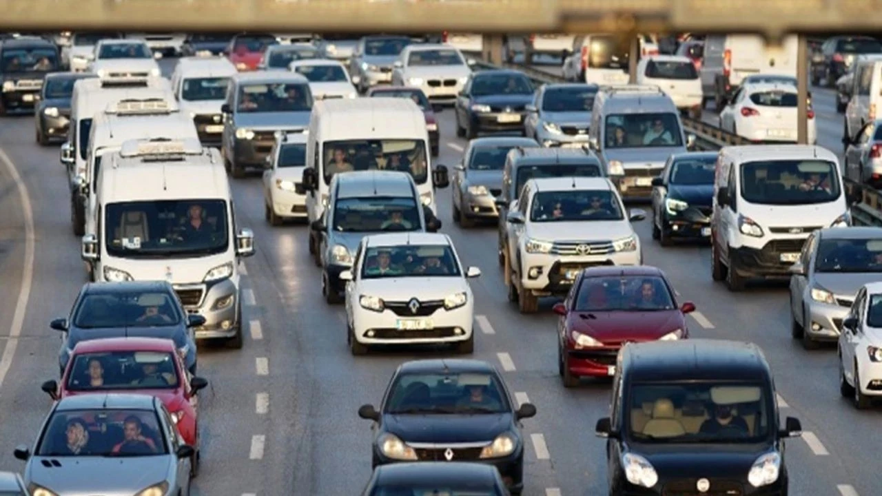 Gebze İcra Dairesi, borç nedeniyle haczedilen 2006 model Renault panelvanı