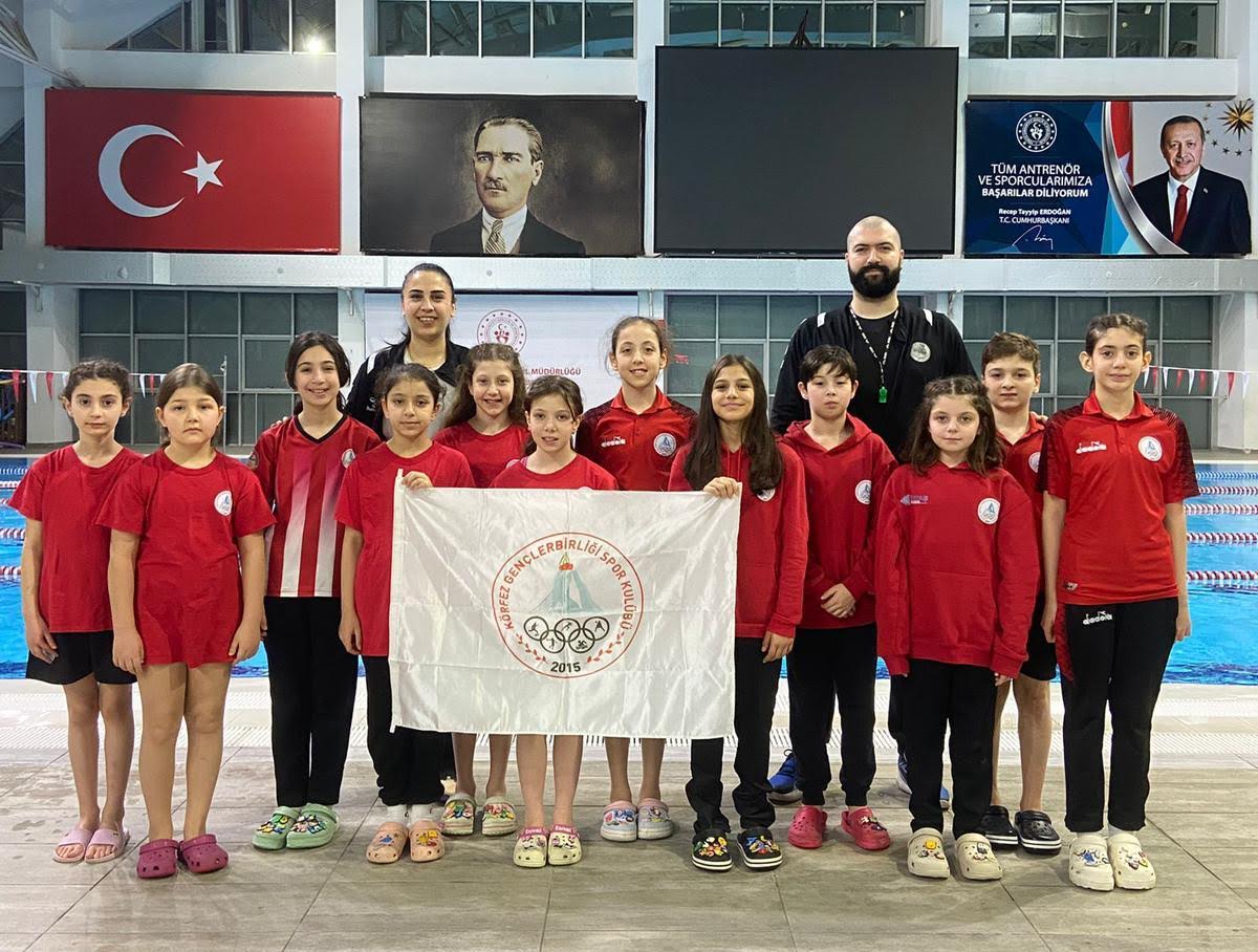 Körfez Gençlerbirliği’nin genç yüzücüleri başarıya kulaç atıyorlar. Sezonun ilk müsabakalarından