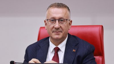 Adapazarı Belediyesi’nde özel kalem müdürü olarak görev yapan E.S. ile