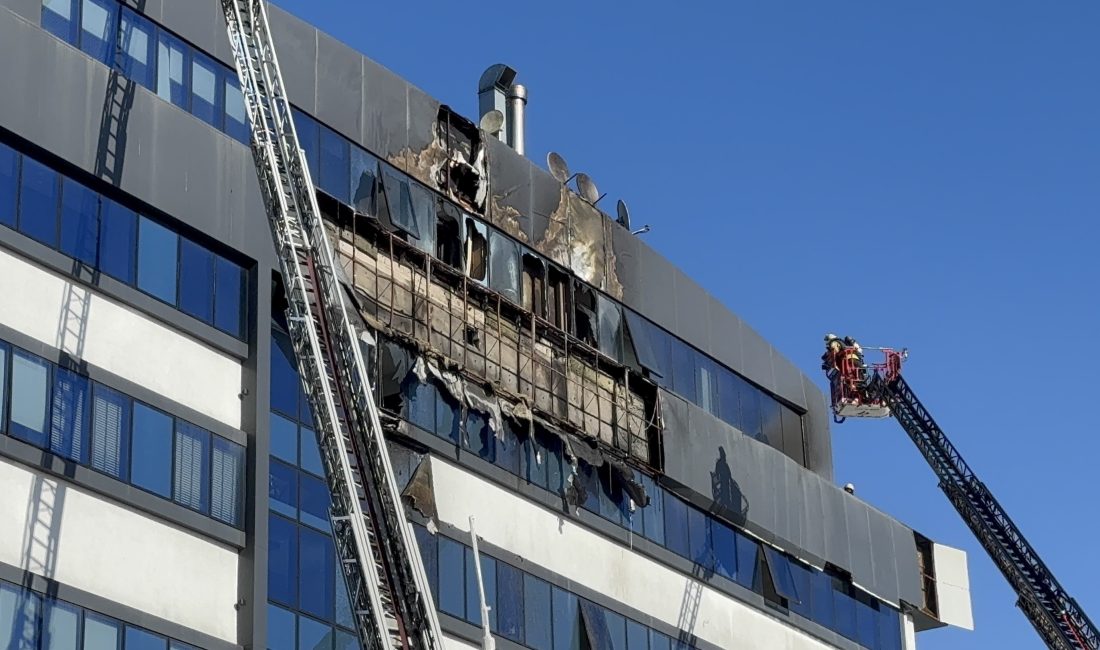 Kocaeli'nin Gebze ilçesinde 7 katlı iş merkezinin dış cephesinde çıkan