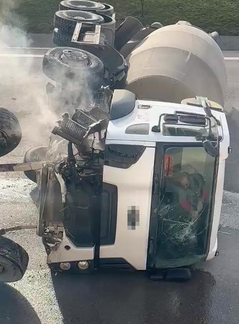 Kocaeli TEM Otoyolu gişelerinde kontrolden çıkan beton mikseri yan yattı,