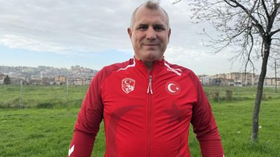 Kocaeli'nin Kandıra ilçesinde hayvanlarına yem verirken koçla güreştiği anları sosyal