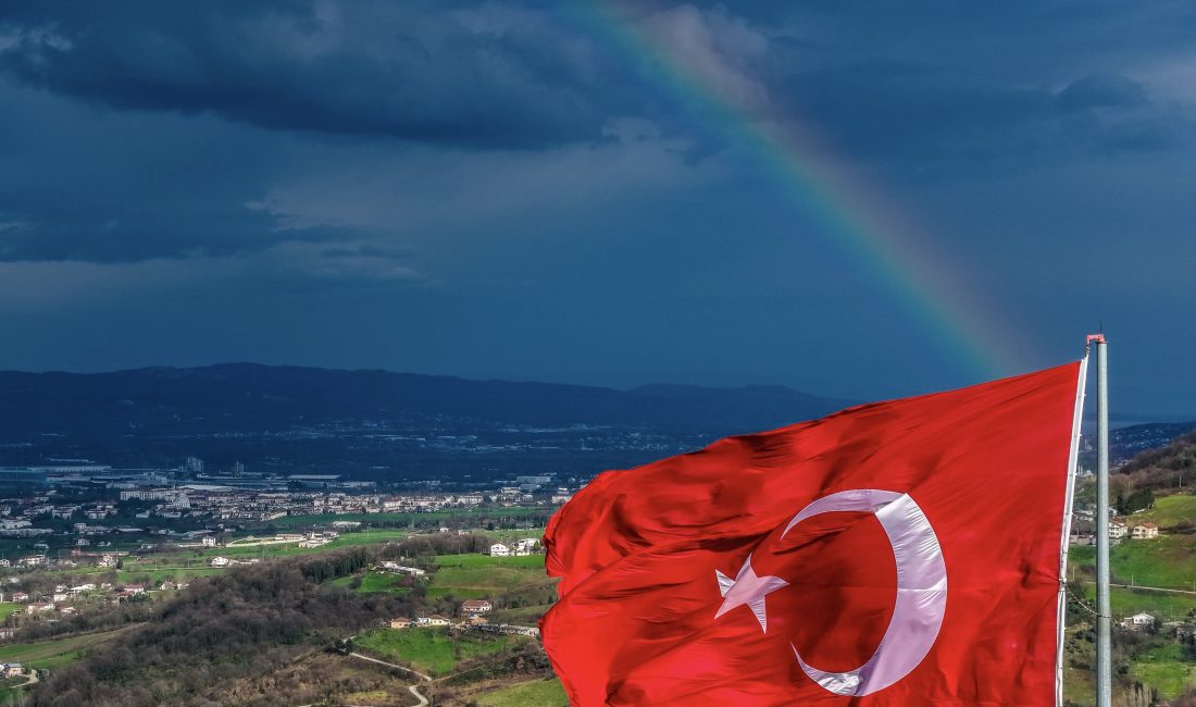 Kocaeli'de yağışlı havanın ardından gökyüzünde beliren gökkuşağı ile kentin yüksek