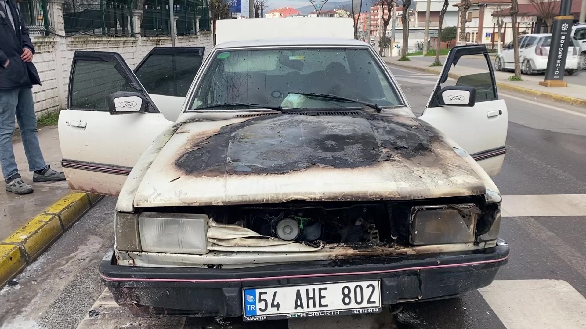 Kocaeli'nin Körfez ilçesinde seyir halindeki otomobil alev aldı, sürücü yara