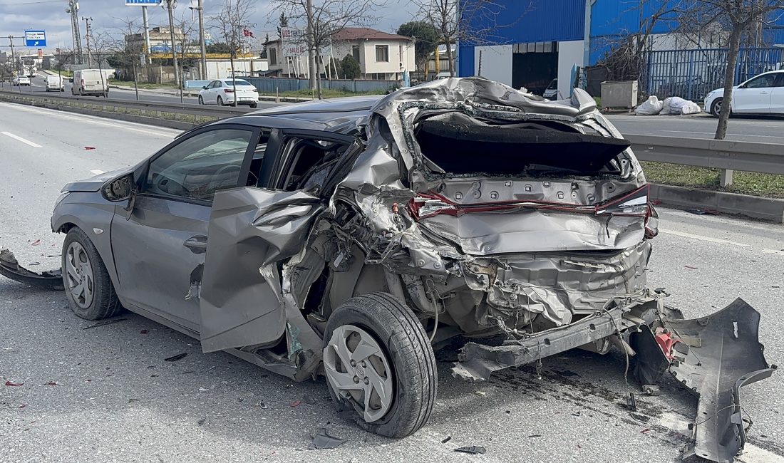 Kocaeli D-100 Karayolu'nda kamyonun otomobile arkadan çarpması sonucu meydana gelen