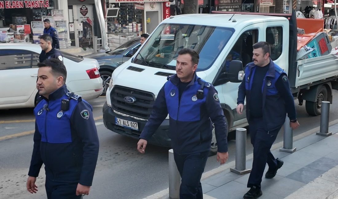 Çayırova'da ana arterlerde denetim yapan ekipler, kaldırım işgallerine karşı çalışma