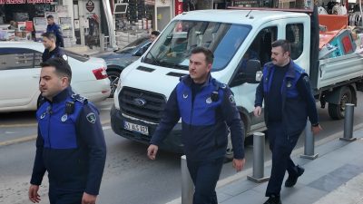 Çayırova'da ana arterlerde denetim yapan ekipler, kaldırım işgallerine karşı çalışma