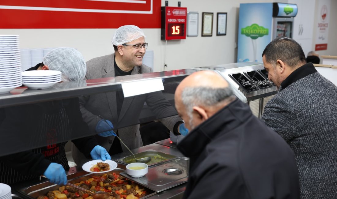 Ramazan ayı boyunca iftarlarda ücretsiz olarak hizmet veren Derince Kent