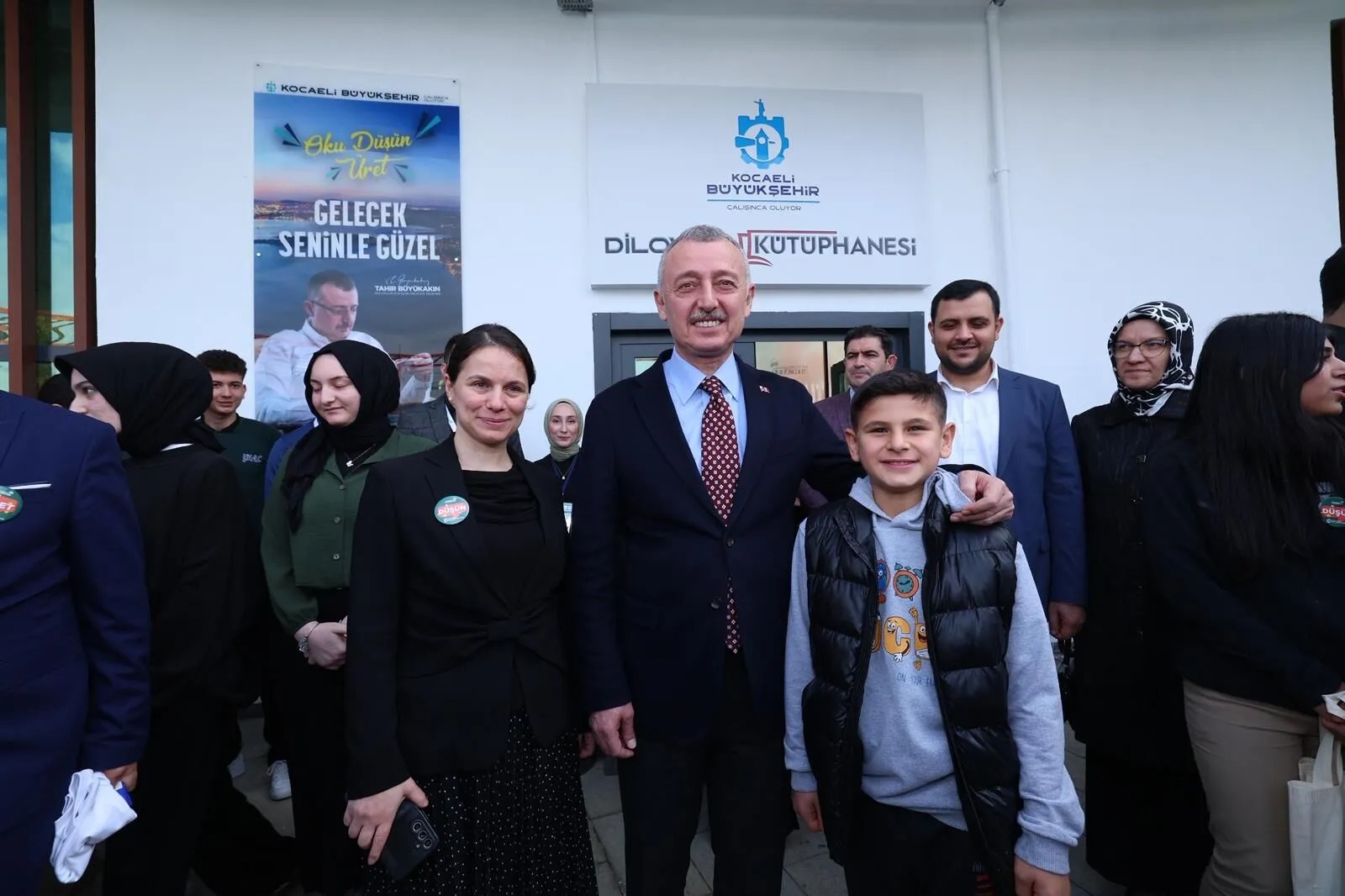 
Kocaeli Büyükşehir Belediyesi’nin açtığı yeni nesil kütüphaneler, gençlerin yoğun ilgisiyle