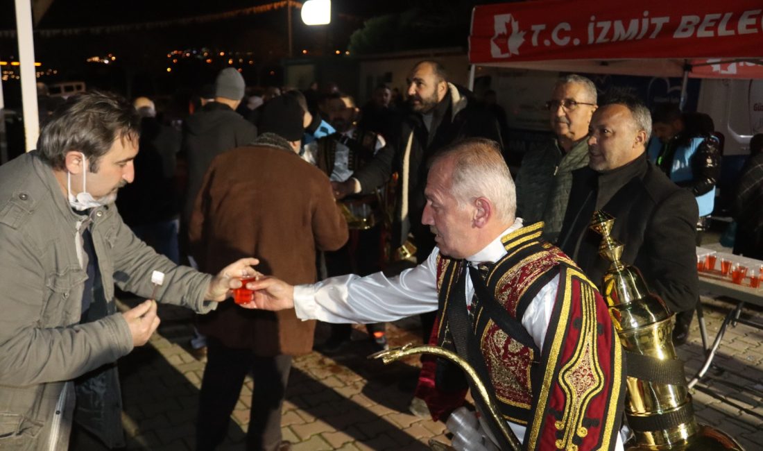 İzmit Belediyesi, Ayaztepe Camii’nde teravih namazı sonrası cemaate şerbet ve