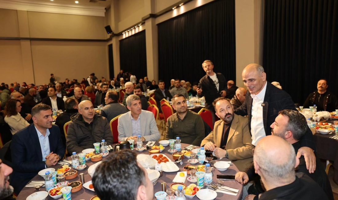 Körfez'de STK temsilcilerini iftar yemeğinde ağırlayan Körfez Belediye Başkanı Şener