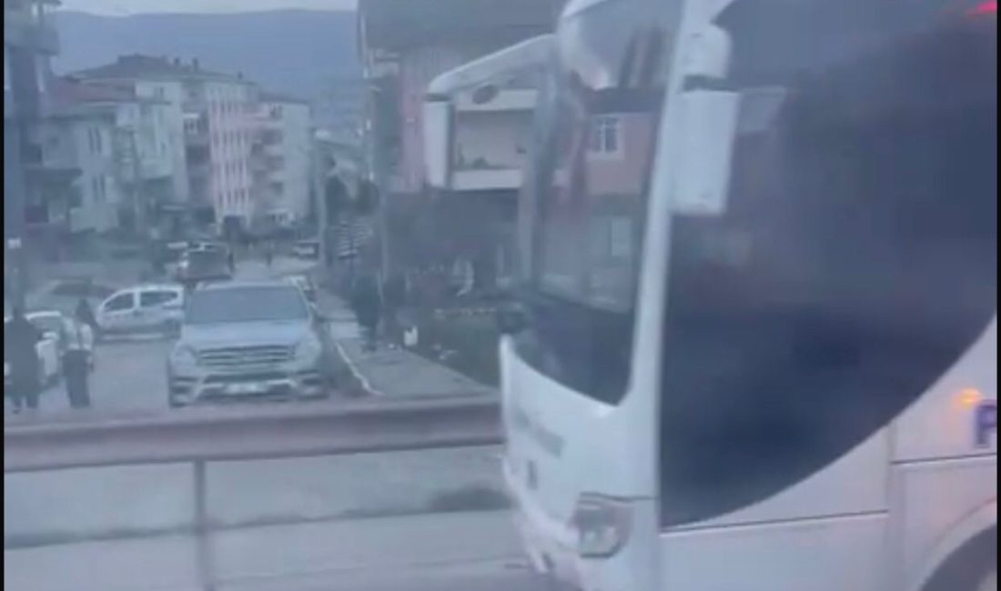 Kocaeli’nin Körfez ilçesinde P plakalı otobüs ile bir aracın karıştığı