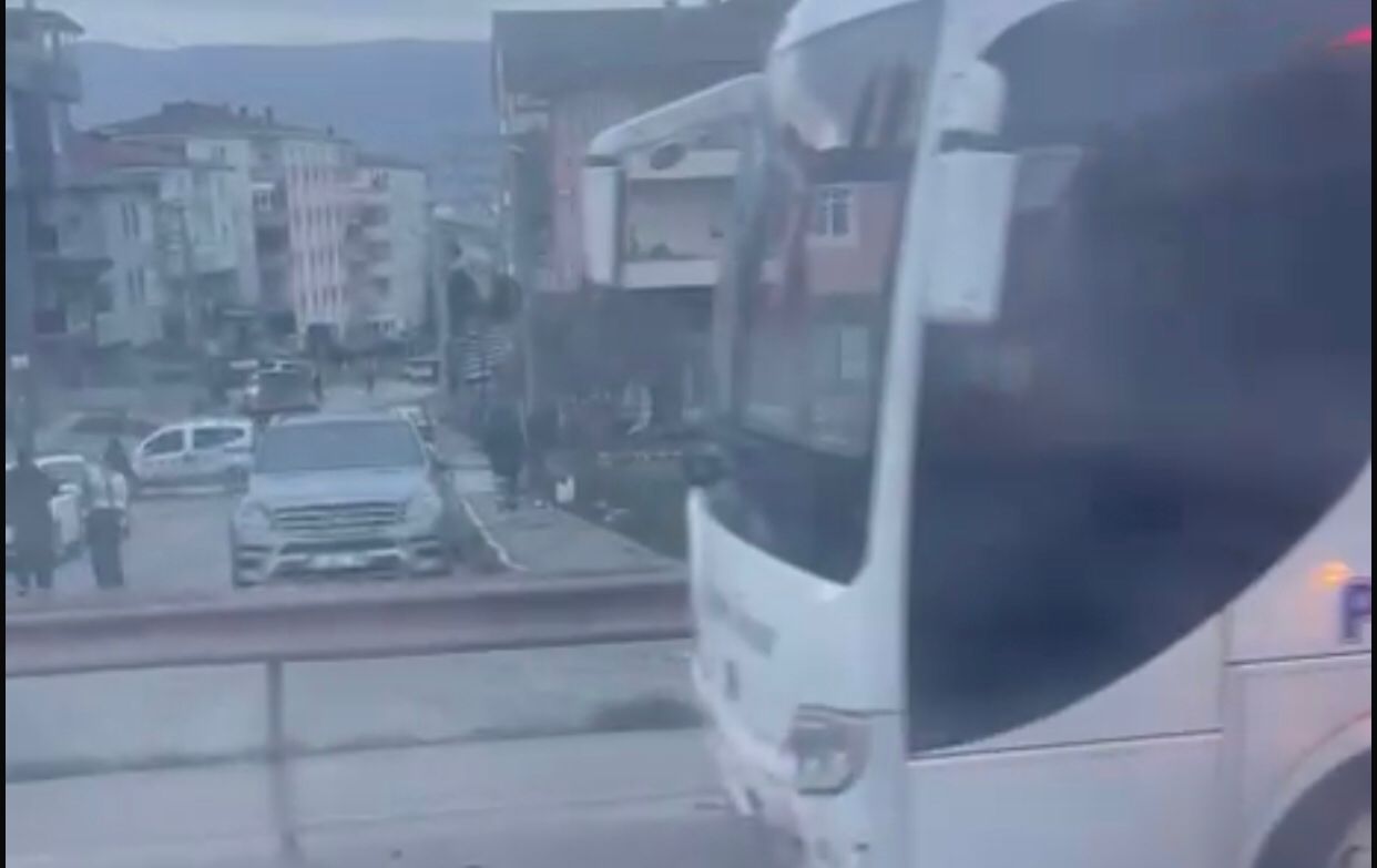 Kocaeli’nin Körfez ilçesinde P plakalı otobüs ile bir aracın karıştığı