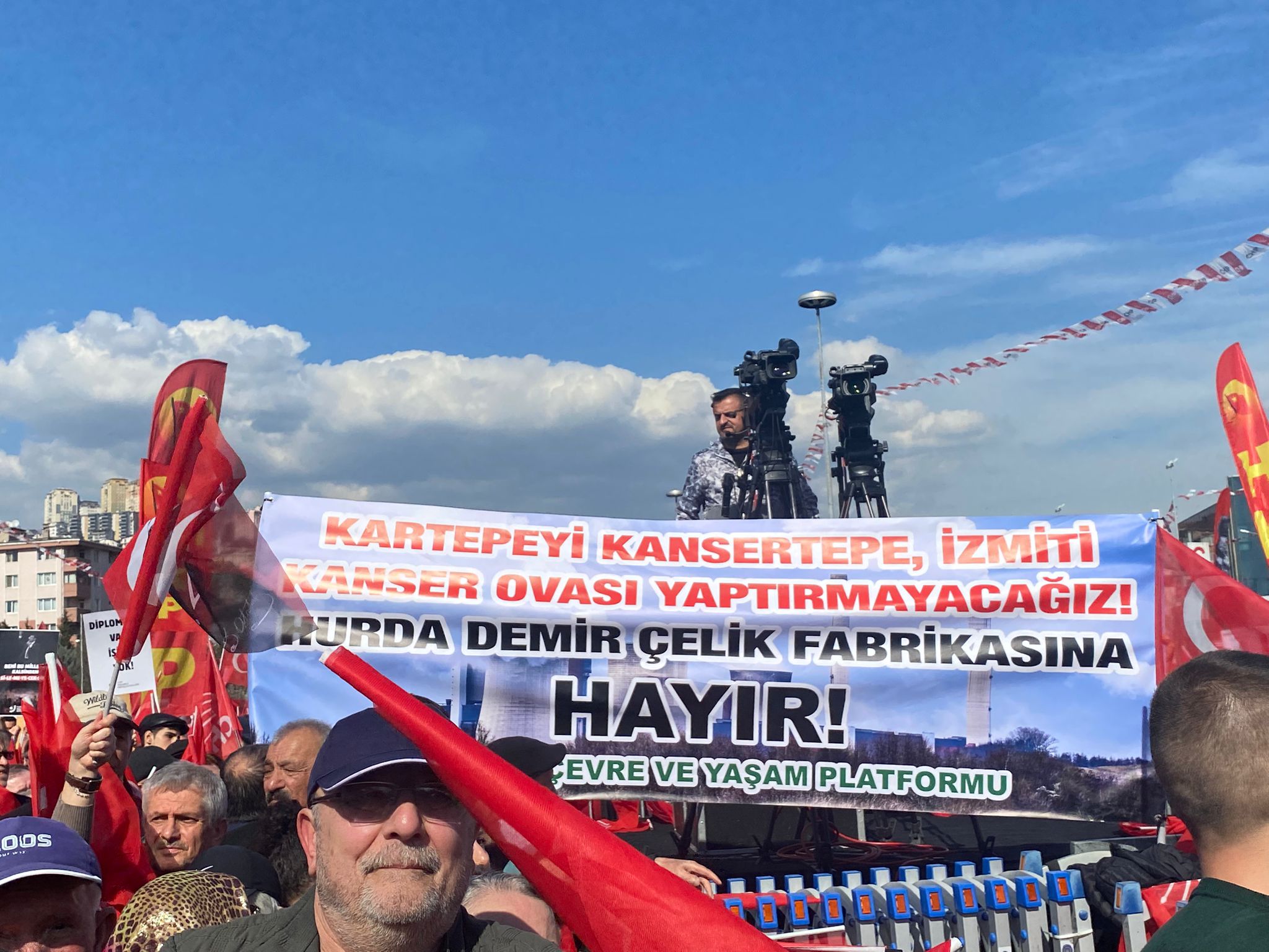 Cumhuriyet Halk Partisi tarafından İzmit’te düzenlenen ve Özgür Özel’in katıldığı