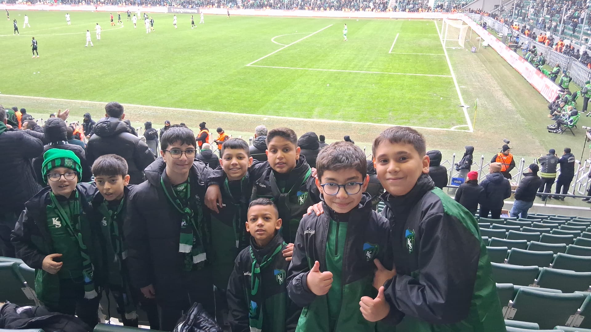 Kocaelispor’un gol sevincini sokakta yaşayan çocukların isteği gerçek oldu. Kocaeli