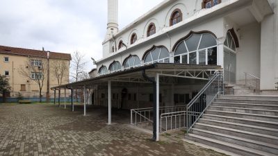 Derince Belediyesi, ilçe genelindeki ibadethanelerin ihtiyaçlarını karşılamaya yönelik çalışmalarını sürdürüyor.