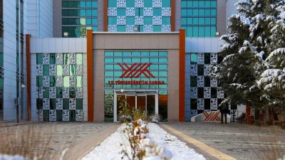 YÖK, yükseköğretimde uygulamalı eğitimlere ilişkin yönetmeliği değiştirerek işletmede mesleki eğitimi