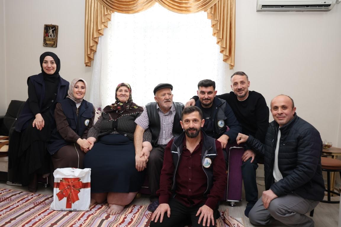 Kartepe Belediyesi, geleneksel kent bayramlaşması kapsamında gönüllere dokunmaya devam ediyor.