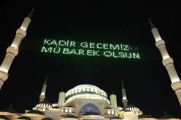 Kur’an-ı Kerim’in indirilmeye başlandığı Kadir Gecesi’nde milyonlarca Müslüman ibadet, dua