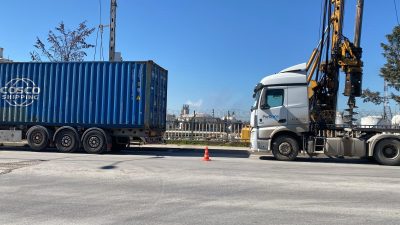 Kocaeli'nin Körfez ilçesinde iki tırın arasında sıkışan sürücü hayatını kaybetti.