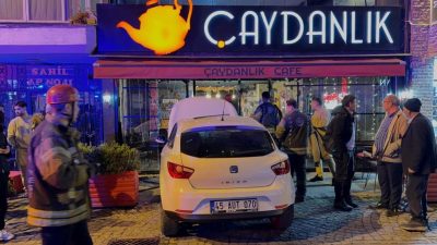 Kocaeli’nin İzmit ilçesinde kontrolden çıkan otomobil kafeye girdi. 2 kişinin
