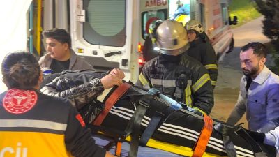 Kocaeli'nin İzmit ilçesinde iki otomobilin çarpıştığı kazada kontrolden çıkan araçlardan