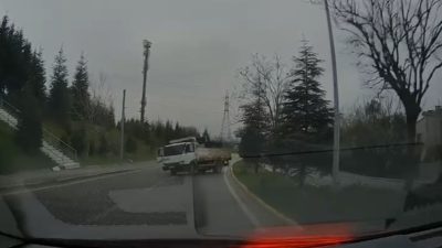 Kocaeli'nin İzmit ilçesinde geri kayarak takla atan ve refüjdeki 3