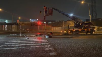 Kocaeli'nin Çayırova ilçesinde işçileri taşıyan servis minibüsü ile otomobilin çarpışması