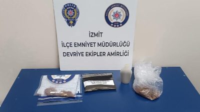 Kocaeli'de polis ekipleri 3 şüphelinin üst aramasında toplam 78,69 gram