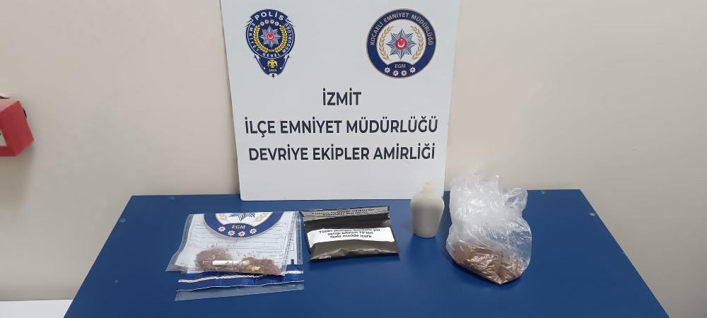 Kocaeli'de polis ekipleri 3 şüphelinin üst aramasında toplam 78,69 gram
