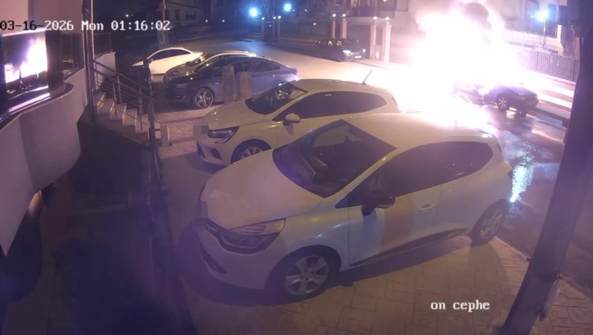 Kocaeli'nin Derince ilçesinde gece saatlerinde park halindeyken dumanlar yükselen otomobil,