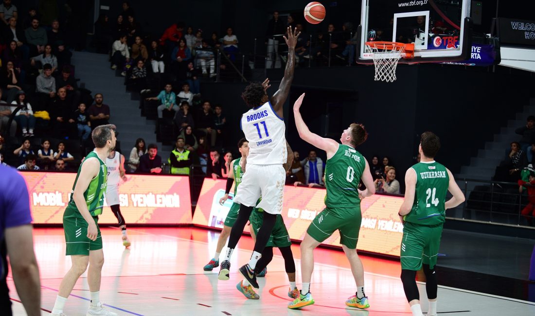 Türkiye Sigorta Basketbol Ligi'nin (TBL) 29. haftasında zirve mücadelesi veren