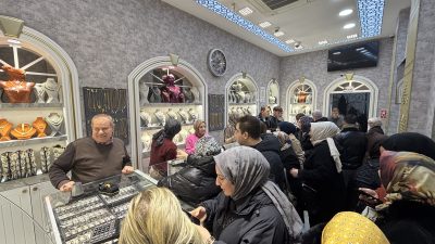 Kocaeli'de altın fiyatlarının gerilemesini fırsat bilen vatandaşlar kuyumcularda uzun kuyruklar