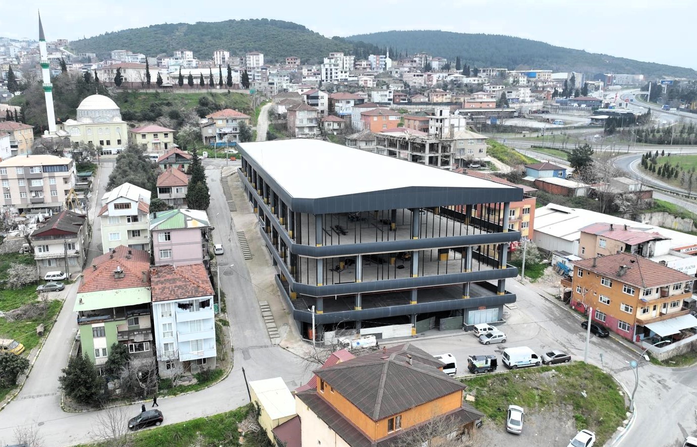 Dilovası'nda belediye birimleri tek çatı altında toplanıyor. Cumhuriyet Mahallesi'nde otopark
