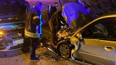 Kocaeli'de iki otomobilin kafa kafaya çarpışması sonucu 3 kişi yaralandı.