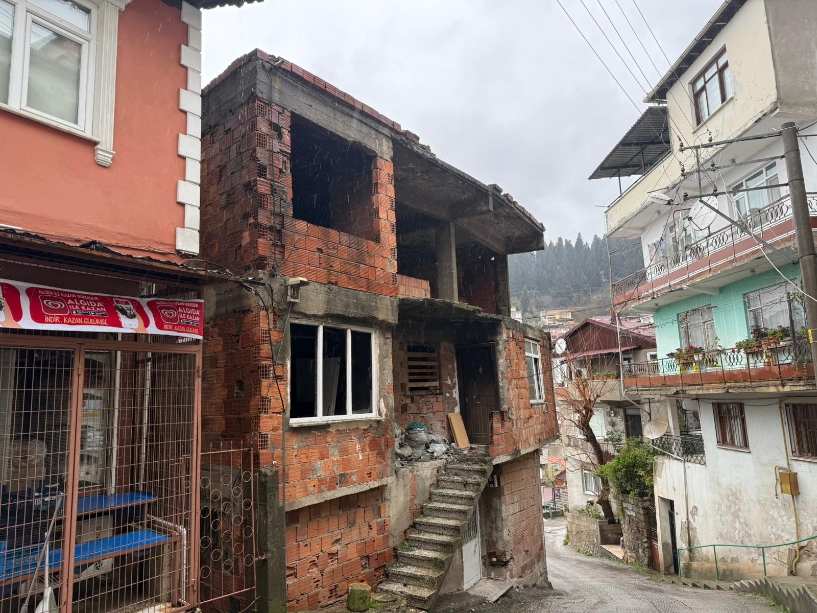 Kocaeli'nin İzmit ilçesinde iki katlı boş evin çatısında gece saatlerinde