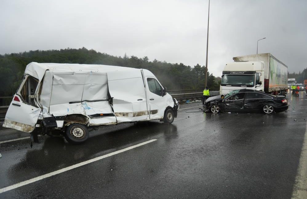 TEM Otoyolu'nun Kocaeli geçişinde yağış nedeniyle kayganlaşan yolda 6 aracın