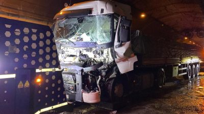 TEM Otoyolu'nun Kocaeli geçişindeki tünelde 2 tır ve 2 otomobilin