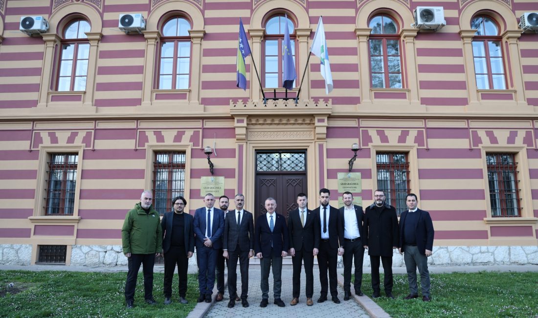 Kocaeli Büyükşehir Belediye Başkanı Tahir Büyükakın, Kardeşlik Sofrası için gittiği