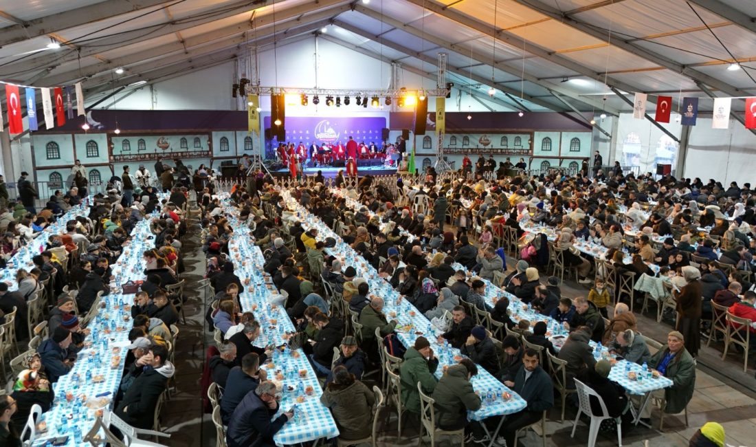 Kocaeli Büyükşehir Belediyesi’nin İzmit Kent Meydanı’nda kurduğu Ramazan Çadırı’ndaki etkinlikler