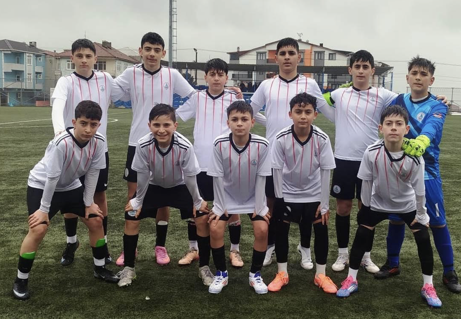 Körfez Gençlerbirliği U13 futbol takımı lige galibiyetle başladı. İlk maçında
