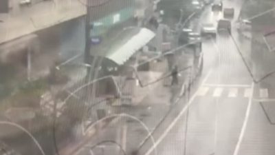 Kocaeli'nin Çayırova ilçesinde yaya geçidinde otomobilin çarpması sonucu ağır yaralanan