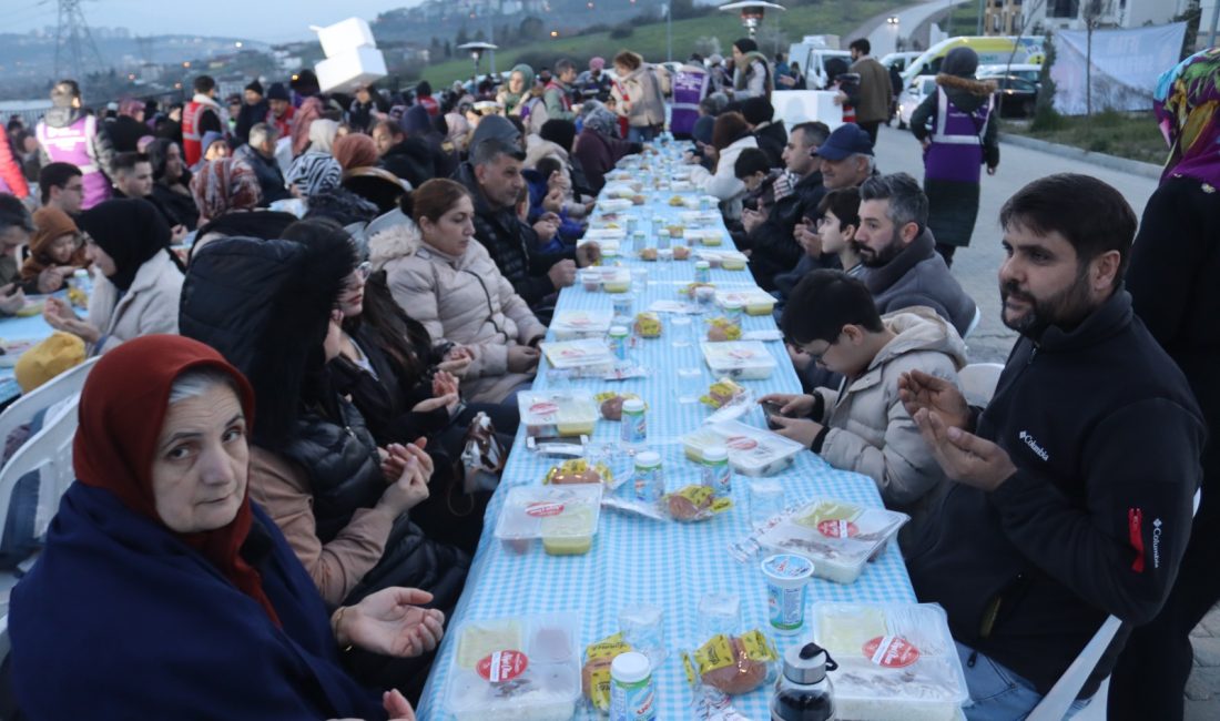 İzmit Belediyesinin Sepetçi Mahallesi’nde düzenlediği halk iftarında vatandaşlar aynı sofrada