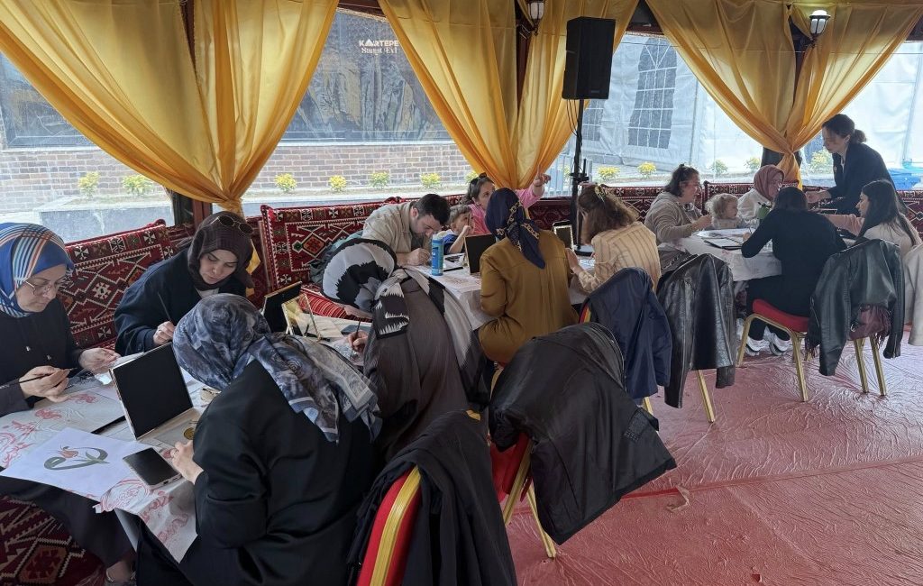 Kartepe Belediyesi’nin Ramazan etkinlikleri kapsamında Kartepe Kent Meydanı’na kurulan dev