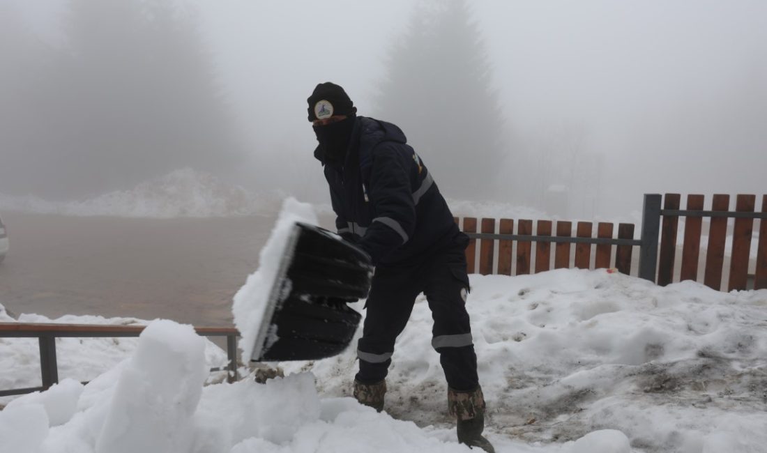 Kartepe Belediyesi’nin hizmete sunduğu Kartepe Mesire Alanı, kar yağışıyla birlikte