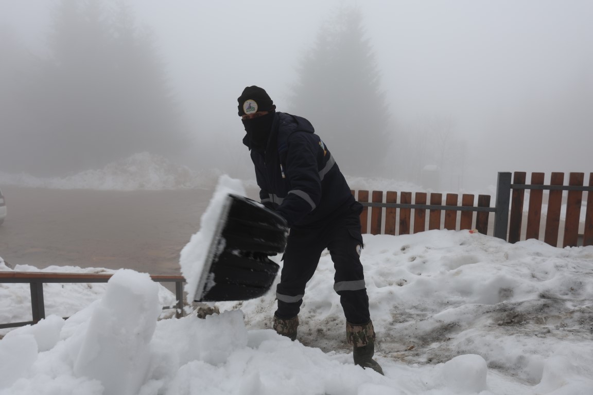 Kartepe Belediyesi’nin hizmete sunduğu Kartepe Mesire Alanı, kar yağışıyla birlikte