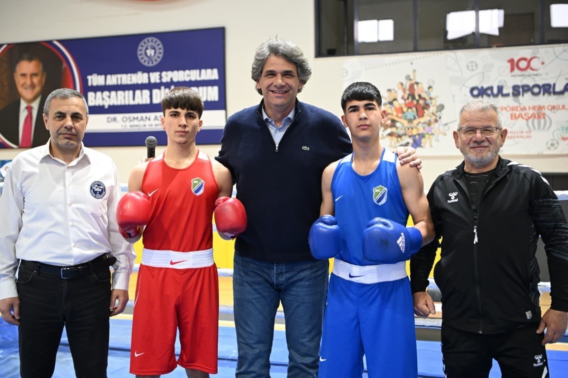 Kartepe Belediyesi’nin ev sahipliğinde düzenlenen İller Arası Yıldızlar Ferdi Boks